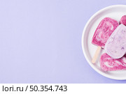 ice cream sticks plate with copy space. Стоковое фото, агентство Ingram Publishing / Фотобанк Лори