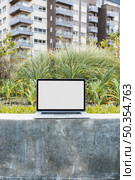 laptop retaining wall front apartment. Стоковое фото, агентство Ingram Publishing / Фотобанк Лори