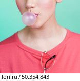 model blowing bubble gum studio shot. Стоковое фото, агентство Ingram Publishing / Фотобанк Лори