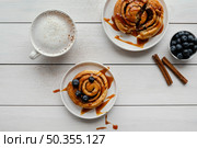 top view cinnamon rolls wooden table. Стоковое фото, агентство Ingram Publishing / Фотобанк Лори