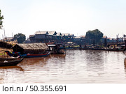 Life on Tonle Sap Lake Cambodia; Floating Village Morning Scene (2014 год). Редакционное фото, фотограф Aleksandr Golubev / Фотобанк Лори