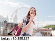 close up woman holding popsicle icecream smiling. Стоковое фото, агентство Ingram Publishing / Фотобанк Лори