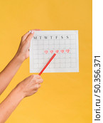 front view menstruation calendar with hearts pencil. Стоковое фото, агентство Ingram Publishing / Фотобанк Лори