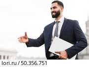 man prepared shake hands. Стоковое фото, агентство Ingram Publishing / Фотобанк Лори