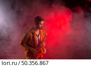 musician fog playing saxophone. Стоковое фото, агентство Ingram Publishing / Фотобанк Лори