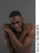 naked man screaming looking down. Стоковое фото, агентство Ingram Publishing / Фотобанк Лори