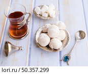 top view arrangement with tea cookies spoon. Стоковое фото, агентство Ingram Publishing / Фотобанк Лори
