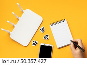 top view wi fi router with smartphone notebook. Стоковое фото, агентство Ingram Publishing / Фотобанк Лори