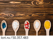 various pills wooden spoon. Стоковое фото, агентство Ingram Publishing / Фотобанк Лори