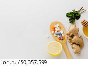 wooden spoon filled with pills natural treatment. Стоковое фото, агентство Ingram Publishing / Фотобанк Лори