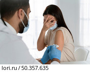 young doctor doing vaccine frightened patient. Стоковое фото, агентство Ingram Publishing / Фотобанк Лори