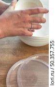 Woman reviewing plastic food storage containers with clear lids. Containers of different sizes. Vertical video. Oblique Angle. Стоковое видео, видеограф Vadzim Yakubovich / Фотобанк Лори