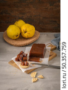Marmalade in crackers on a kitchen counter with quinces on a cork tray. Стоковое фото, агентство Ingram Publishing / Фотобанк Лори