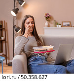hungry businesswoman eating sitting sofa. Стоковое фото, агентство Ingram Publishing / Фотобанк Лори