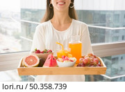 midsection woman holding wooden tray with many fruits juice. Стоковое фото, агентство Ingram Publishing / Фотобанк Лори