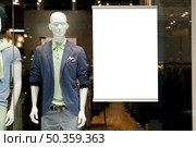 billboard window display manikin. Редакционное фото, агентство Ingram Publishing / Фотобанк Лори