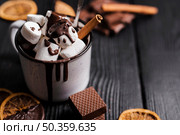 close up hot chocolate with marshmallows cinnamon stick dried orange slices. Стоковое фото, агентство Ingram Publishing / Фотобанк Лори