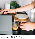 close up woman taking coffee from coffee machine. Стоковое фото, агентство Ingram Publishing / Фотобанк Лори