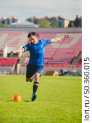 football player shooting kick. Стоковое фото, агентство Ingram Publishing / Фотобанк Лори