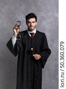 front view judge robe with handcuffs gavel. Стоковое фото, агентство Ingram Publishing / Фотобанк Лори