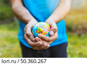 hands carefully holding sphere. Стоковое фото, агентство Ingram Publishing / Фотобанк Лори