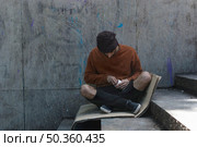 homeless man sitting cardboard outdoors. Стоковое фото, агентство Ingram Publishing / Фотобанк Лори