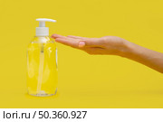 side view hand using liquid soap. Стоковое фото, агентство Ingram Publishing / Фотобанк Лори