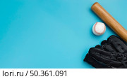 top view baseball bat with ball gloves. Стоковое фото, агентство Ingram Publishing / Фотобанк Лори