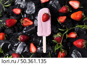top view delicious ice cream with strawberries. Стоковое фото, агентство Ingram Publishing / Фотобанк Лори