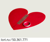 broken paper heart with marriage ring. Стоковое фото, агентство Ingram Publishing / Фотобанк Лори
