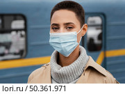 close up woman wearing mask. Стоковое фото, агентство Ingram Publishing / Фотобанк Лори