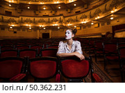 female mime sitting chair. Стоковое фото, агентство Ingram Publishing / Фотобанк Лори