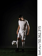 focused sportsman juggling ball. Стоковое фото, агентство Ingram Publishing / Фотобанк Лори