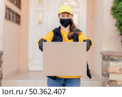 front view woman holding box. Стоковое фото, агентство Ingram Publishing / Фотобанк Лори