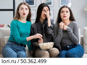 group adult women watching horror movie. Стоковое фото, агентство Ingram Publishing / Фотобанк Лори