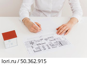 midsection woman working house blueprint desk office. Стоковое фото, агентство Ingram Publishing / Фотобанк Лори