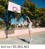 teen girl playing basketball pitch. Стоковое фото, агентство Ingram Publishing / Фотобанк Лори