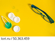 top view contact lenses with case glasses. Стоковое фото, агентство Ingram Publishing / Фотобанк Лори
