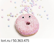 top view doughnut with pink glaze. Стоковое фото, агентство Ingram Publishing / Фотобанк Лори