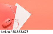 wired mouse paper orange folder with elastic closure. Стоковое фото, агентство Ingram Publishing / Фотобанк Лори