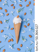 almond vanilla ice cream scoop with cone. Стоковое фото, агентство Ingram Publishing / Фотобанк Лори