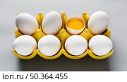 formwork with one cracked egg table. Стоковое фото, агентство Ingram Publishing / Фотобанк Лори