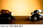 green brown bottles alcohol wooden table. Стоковое фото, агентство Ingram Publishing / Фотобанк Лори
