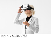 medium shot woman with vr glasses. Стоковое фото, агентство Ingram Publishing / Фотобанк Лори