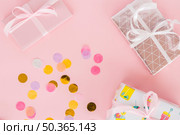 top view presents with metallic confetti. Стоковое фото, агентство Ingram Publishing / Фотобанк Лори