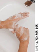 washing hands rubbing with soap flat lay. Стоковое фото, агентство Ingram Publishing / Фотобанк Лори