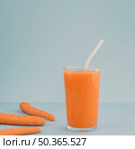 OLYMPUS DIGITAL CAMERA. carrot table carrot juice. Стоковое фото, агентство Ingram Publishing / Фотобанк Лори