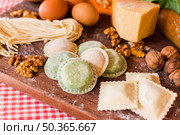 close up raw ravioli with ingredients wooden chopping board. Стоковое фото, агентство Ingram Publishing / Фотобанк Лори