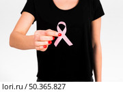 crop woman holding breast cancer ribbon. Стоковое фото, агентство Ingram Publishing / Фотобанк Лори