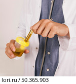doctor s hands holding urine test. Стоковое фото, агентство Ingram Publishing / Фотобанк Лори